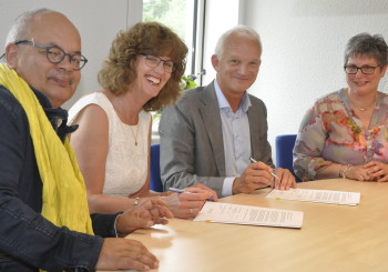 Amerpoort en Woongroep Huizer-maatjes tekenen intentieverklaring