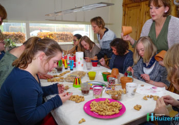 Woongroep Huizer-maatjes op kerstmarkt Winkelcentrum Oostermeent