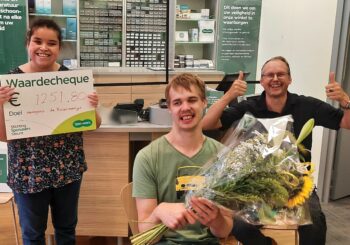 Woongroep Huizer-maatjes ontvangt cheque van Specsavers
