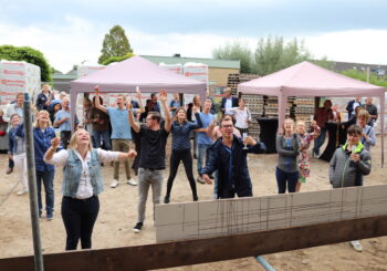 Toekomstige bewoners leggen eigen steen wooncomplex Huizer-Maatjes
